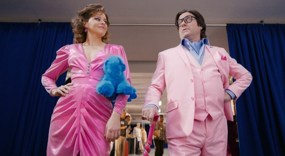 Filmen om Beanie-babyene kommer på Apple TV+ i sommer. Elizabeth Banks og Zach Galifianakis spiller henholdsvis Robbie og Ty Warner, leketøy-produsentene bak de populære dukkene. Filmen om Beanie-babyene kommer på Apple TV+ i sommer. Elizabeth Banks og Zach Galifianakis spiller henholdsvis Robbie og Ty Warner, leketøy-produsentene bak de populære dukkene.
