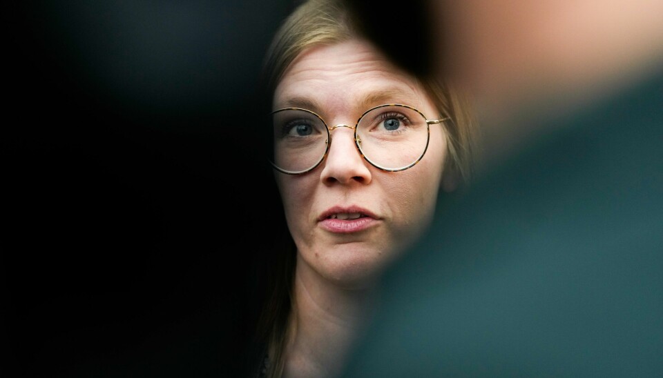 Rødt-nestleder Marie Sneve Martinussen fikk se overvåkningsvideoen av Moxnes sent mandag kveld. Her fra pressemøtet tidligere på kvelden mandag. Moxnes har partiets fulle tillit, understreker Marie Sneve Martinussen.Foto: Javad Parsa / NTB