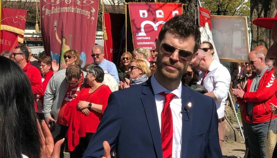 Bjørnar Moxnes' solbrille-skandale kan gjøre valgkampen vanskelig for Rødt i Stavanger. Her er Rødt-lederen på 1. mai-feiring i Byparken i 2022. Moxnes