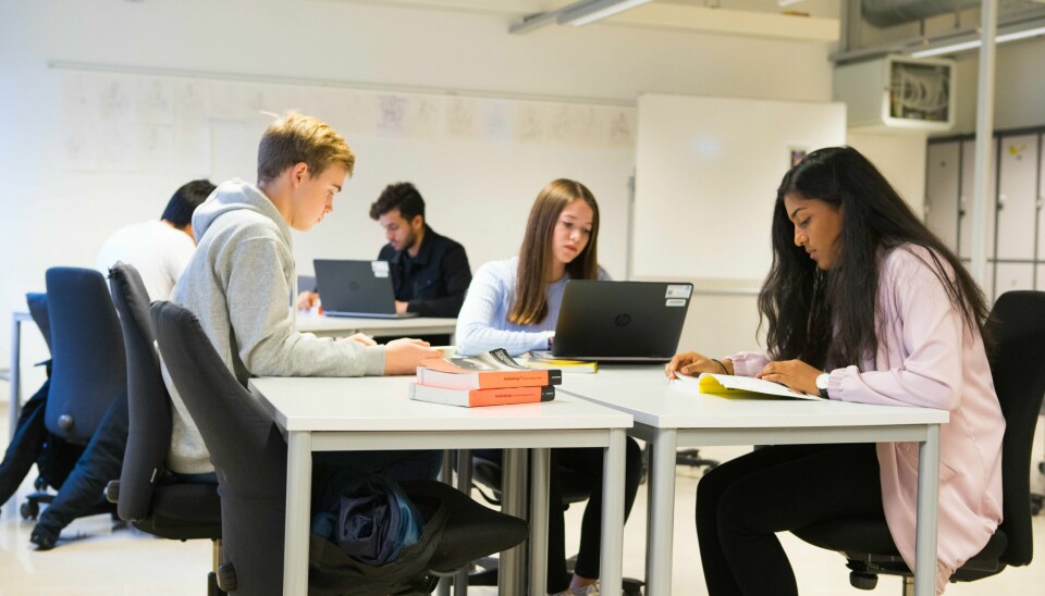 Hvis man har gått ti år i grunnskolen og blitt mobbet, ikke trivdes eller bare ønsker seg et nytt miljø, er det dårlig gjort å tvinge elevene til å fortsette på nærskolen i tre år til, skriver innleggsforfatterne. Elever på videre gående