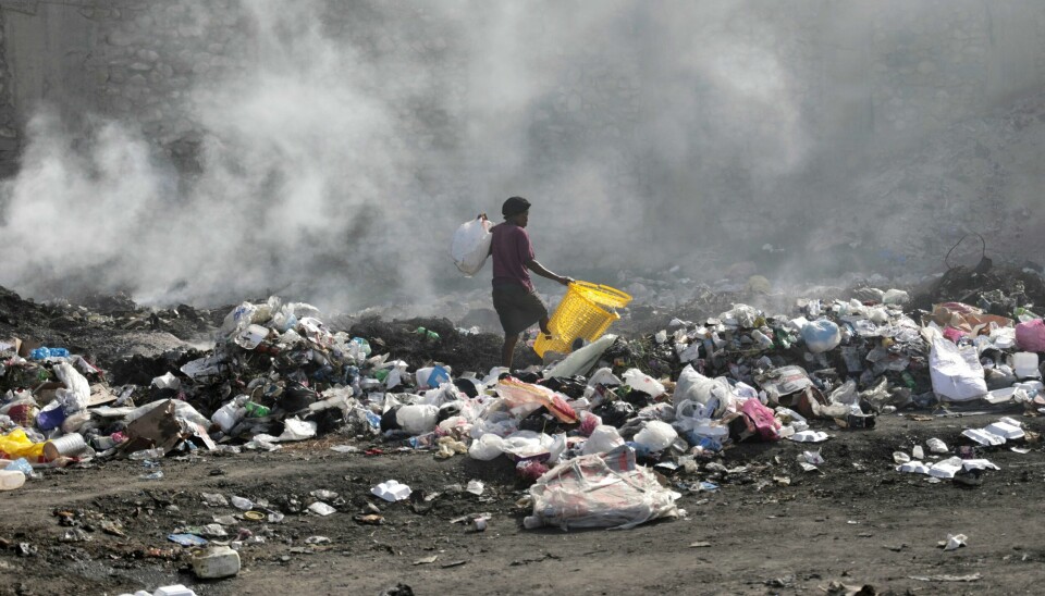 En haitisk kvinne leter gjennom en søppeldynge. Landet er rammet av flere sammenfallende kriser, og halve befolkningen har behov for nødhjelp. Foto: Odelyn Joseph / AP / NTB En haitisk kvinne leter gjennom en søppeldynge. Landet er rammet av flere sammenfallende kriser, og halve befolkningen har behov for nødhjelp. Foto: Odelyn Joseph / AP / NTB