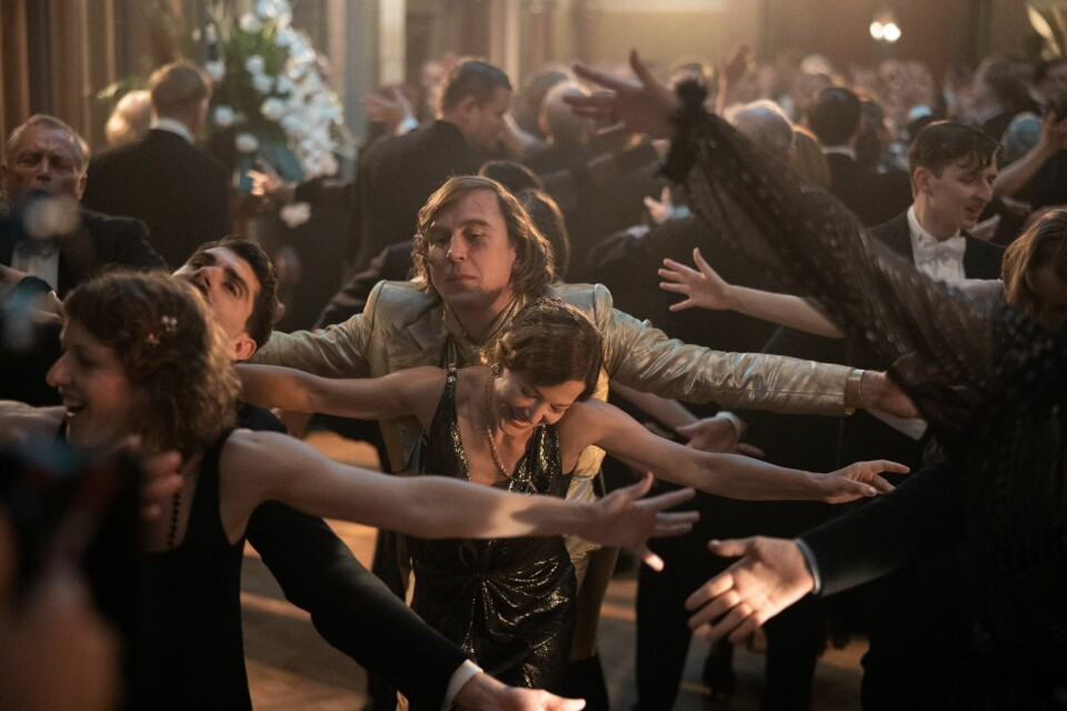 Det blir mer av utsvevende natteliv i sesong fire av «Babylon Berlin», som kommer på NRK i høst. Her har karakterene Alfred Nyssen (Lars Eidinger) og Helga Rath (Hannah Herzsprung) funnet sammen. Det blir mer av utsvevende natteliv i sesong fire av «Babylon Berlin», som kommer på NRK i høst. Her har karakterene Alfred Nyssen (Lars Eidinger) og Helga Rath (Hannah Herzsprung) funnet sammen.