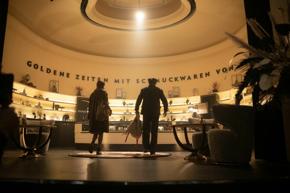 «Babylon Berlin» byr på et lekkert designet fortidas Berlin i Tom Tykwers regi. Den bærer preg av å være den dyreste tyske dramaserien som er laget, og framstår som et visuelt mesterstykke. Få serier har framstått like visuelt lekre som «Babylon Berlin» i Tom Tykwers regi har gjort.