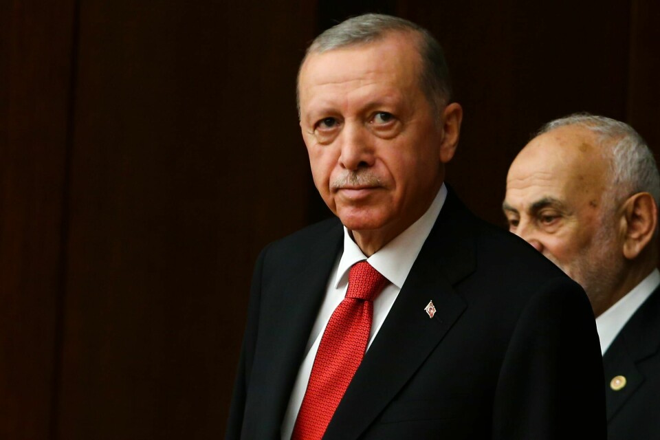 Tyrkia-president Recep Tayyip Erdogan er oppgitt over Sverige i forhandlingene om Nato-medlemskap. Tyrkias president Recep Tayyip Erdogan ber Sverige roe forventningene sine til Nato-søknaden sin. – Terrorister demonstrerer i Stockholm, sier han. Foto: Ali Unal / AP / NTB