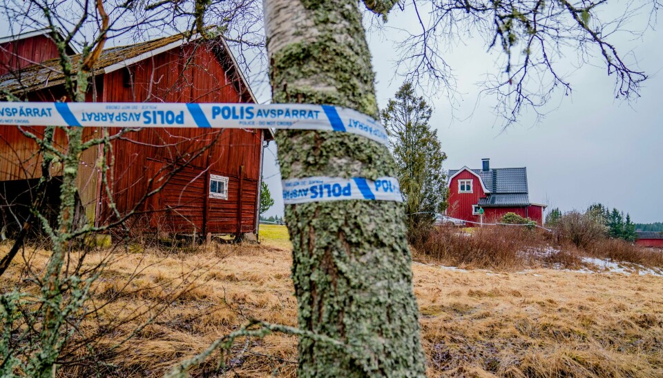 Det var 16. mars i år at kvinnen ble funnet død i en fryseboks på en gård i Värmland i Sverige. En norsk kvinne ble funnet død i en fryser nær Årjäng i Sverige. En norsk mann ble først siktet for drap, men etter hvert tiltalt for brudd på gravfreden og bedrageri. Foto: Stian Lysberg Solum / NTB
