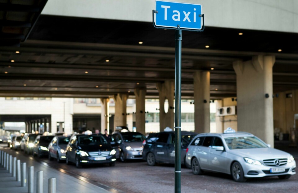 Det norske taximarkedet tjener mindre penger enn før koronapandemien, samtidig som antallet drosjeløyver er mer enn doblet. Det norske taximarkedet tjener mindre penger enn før koronapandemien, samtidig som antallet drosjeløyver er mer enn doblet.