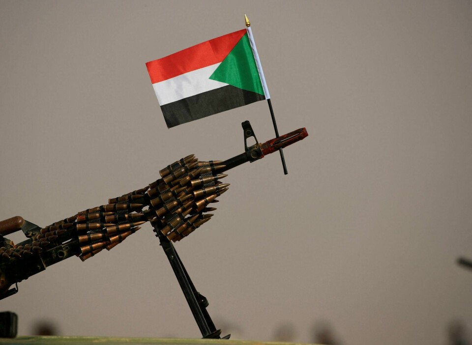 Et sudansk flagg på et maskingevær tilhørende en RSF-soldat. Et sudansk flagg på et maskingevær tilhørende en RSF-soldat.