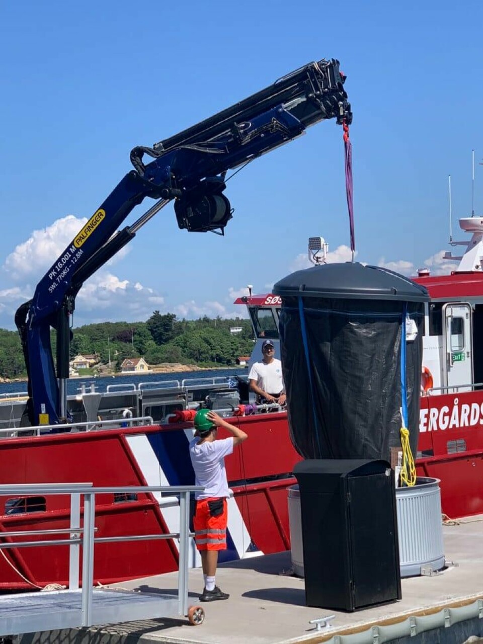 En ny flytebrygge med to slike søppelkonteinere er installert ved Geitøya på Mærrapanna, og skal gjøre at Skjærgårdstjenesten kan hente båtfolkets søppel mer effektivt, ifølge Fredrikstad kommune. En ny flytebrygge med to slike søppelkonteinere er installert ved Geitøya på Mærrapanna, og skal gjøre at Skjærgårdstjenesten kan hente båtfolkets søppel mer effektivt, ifølge Fredrikstad kommune.