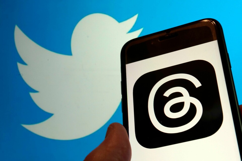 Twitter truer med å saksøke Meta over deres nye app Threads. Bildet viser logoen til Metas app Threads, til høyre, ved siden av Twitter-logoen, til venstre. Foto: Richard Drew / AP / NTB