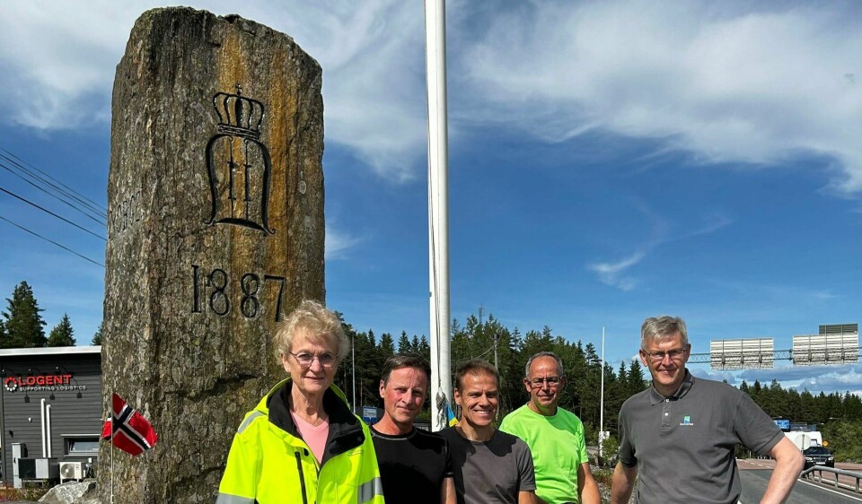 Kartverket har flyttet Oscarsteinen 1,9 meter på grenseovergangen Ørje-Töcksfors, og en 136 år gammel feil er rettet opp. Kartverket har flyttet Oscarsteinen 1,9 meter på grenseovergangen Ørje-Töcksfors, og en 136 år gammel feil er rettet opp.