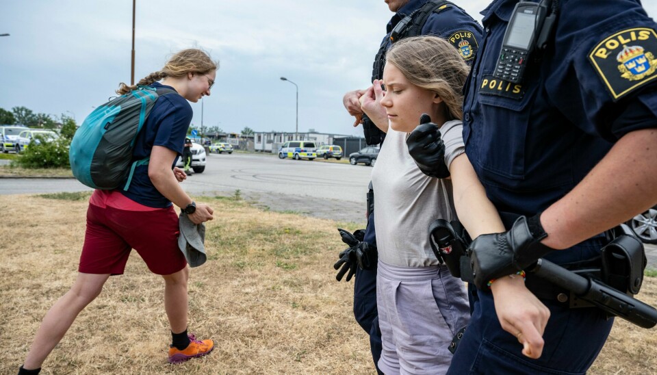 Politiet løfter vekk Greta Thunberg under en demonstrasjon i oljehavnen i Malmö i juni. Politiet flytter på Greta Thunberg mens de flytter på klimaaktivistene fra organisasjonen Ta Tillbaka Framtiden, som mandag, 19.juni, for 5. dag på rad sperrer innkjøringen til Oljehamnen i Malmö.
