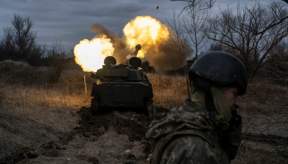 Ukraina trenger sårt mer artilleriammunisjon. Nå har USA valgt å sende dem klaseammunisjon, i mangel på mer ordinære prosjektiler. A Ukrainian self-propelled artillery vehicle fires on the frontline, Donetsk region, Ukraine, Thursday, March 2, 2023.(AP Photo/Iryna Rybakova)