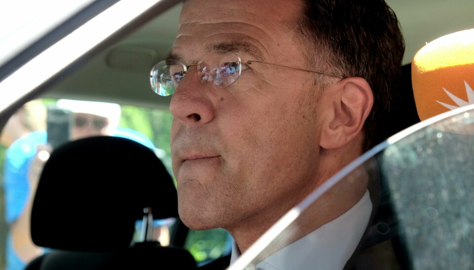 Nederlands statsminister Mark Rutte kjører bilen sin etter å ha hatt møte med kong Willem-Alexander i Haag lørdag. Fredag gikk Ruttes koalisjonsregjering av. Nederlands statsminister Mark Rutte kjører bilen sin etter å ha hatt møte med kong Willem-Alexander i Haag lørdag. Fredag gikk Ruttes koalisjonsregjering av. Foto: Michael Corder / AP / NTB
