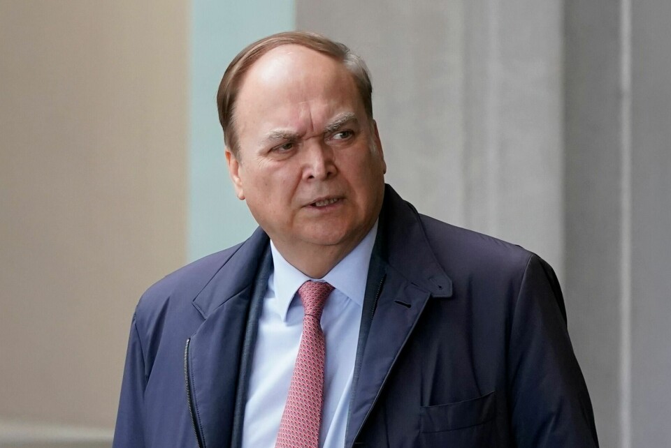 Anatolij Antonov er Russlands ambassadør i USA. Han har tidligere vært viseforsvarsminister i Russland. Anatoly Antonov, Russian ambassador to the United States, departs after meeting with Assistant Secretary of State for Europe Karen Donfried at the U.S. State Department in Washington, Tuesday, March 14, 2023. The U.S. military said a Russian warplane struck the propeller of a U.S. drone over the Black Sea, causing America forces to bring the unmanned aircraft in international waters. (AP Photo/Patrick Semansky)