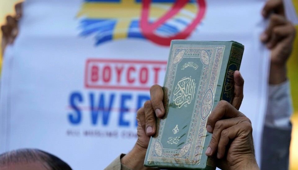 Koranbrenningene i Sverige har ført til raseri i den islamske verden. Nå står svenske myndigheter overfor en vanskelig problemstilling om hva som er viktigst, ytringsfrihet eller respekt for religiøse minoriteter. Koranbrenningene i Sverige har ført til raseri i den islamske verden. Nå står svenske myndigheter overfor en vanskelig problemstilling om hva som er viktigst, ytringsfrihet eller respekt for religiøse minoriteter. Foto: Anjum Naveed / AP / NTB