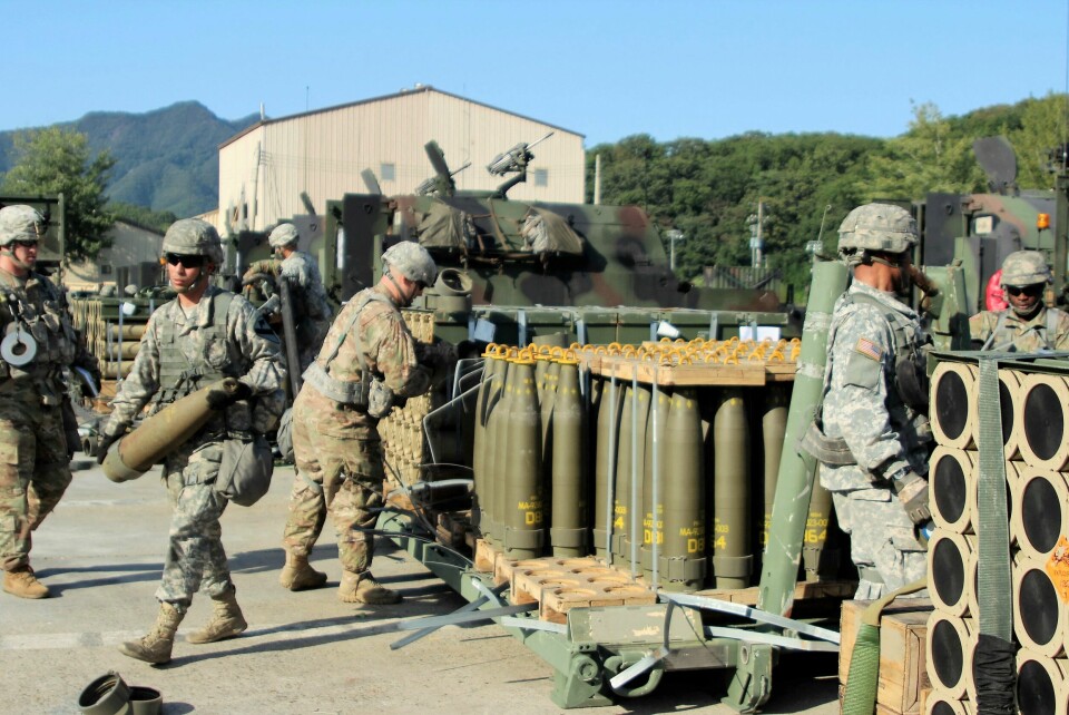 Det er klaseammunisjon av denne typen, kalt Dual-Purpose Improved Conventional Munition (DPICM), som USA nå skal sende til Ukraina. U.S. Army soldiers draw 155mm Base Burn Dual Purpose Improved Conventional Munition (DPICM) rounds to carry into their vehicles during a load exercise at Camp Hovey, South Korea September 20, 2016. U.S. Army/2nd Lt. Gabriel Jenko/Handout via REUTERS THIS IMAGE HAS BEEN SUPPLIED BY A THIRD PARTY.