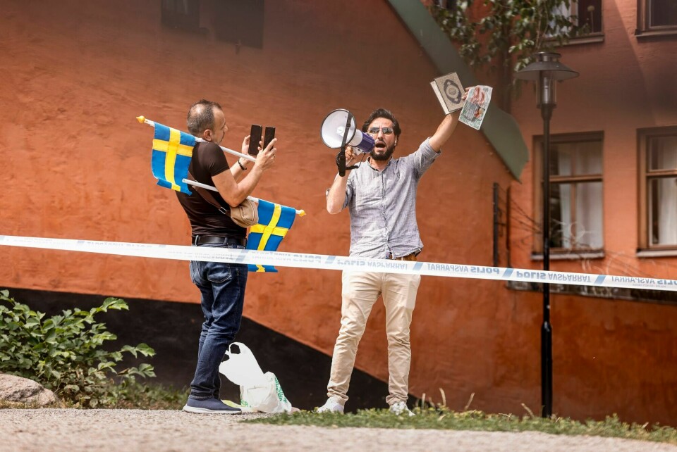 Brenningen av en koran utenfor en moské i Stockholm nylig, har ført til skarpe og til dels voldelige reaksjoner en rekke steder i verden. Likevel har svensk politi fått flere søknader fra personer som vil brenne hellige tekster offentlig. Brenningen av en koran utenfor en moské i Stockholm nylig, har ført til skarpe og til dels voldelige reaksjoner en rekke steder i verden. Likevel har svensk politi fått flere søknader fra personer som vil brenne hellige tekster offentlig.