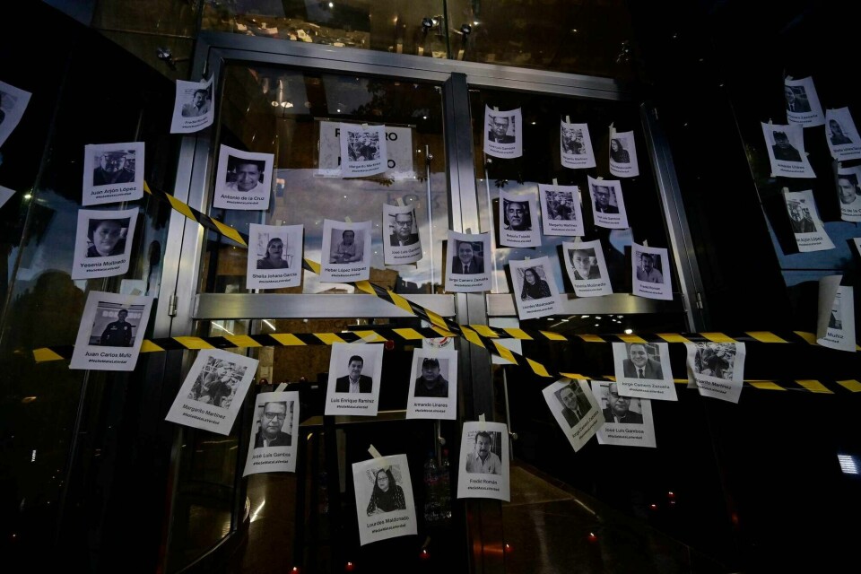 Mexico regnes for å være et av verdens farligste land for journalister. Her fra en demonstrasjon i Mexico City i 2022, der journalister hang opp bilder av deres drepte kolleger på døren til justisdepartementet. Mexico regnes for å være et av verdens farligste land for journalister. Her fra en demonstrasjon i Mexico City i 2022, der journalister hang opp bilder av deres drepte kolleger på døren til justisdepartementet.