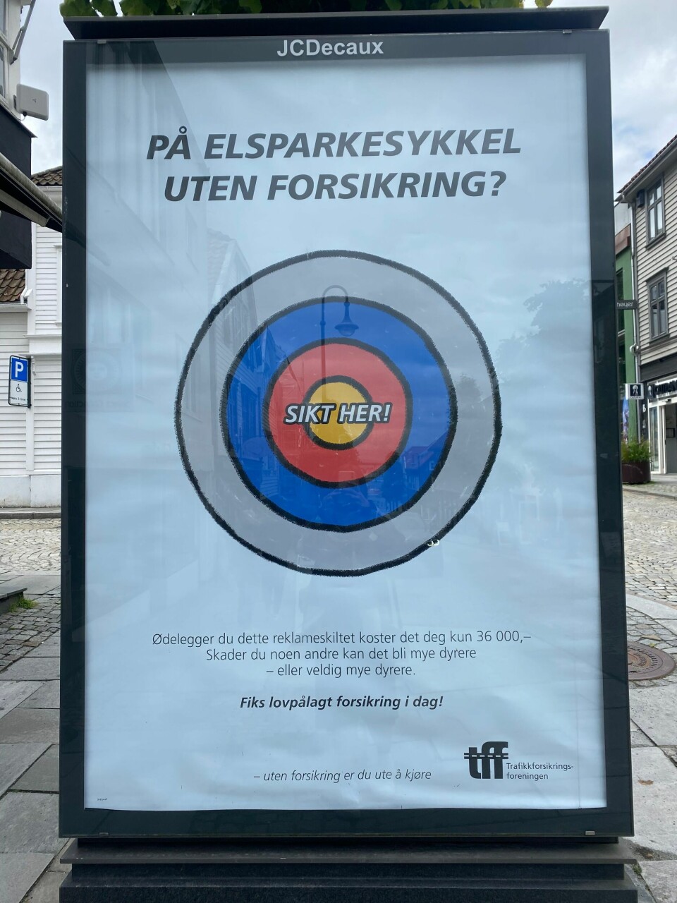 Kampanjen til Trafikkforsikringsforeningen henger rundt i Stavanger. Kampanje til Trafikkforsikringsforeningen