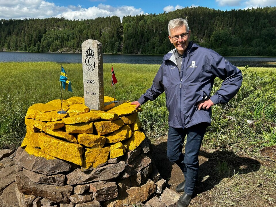Anders Østeraas i Kartverket ved en av flere riksrøyser, her ved Hvitsjøen i Rømskog, nord for Töcksfors. Anders Østeraas i Kartverket ved en av flere riksrøyser, her ved Hvitsjøen i Rømskog, nord for Töcksfors.