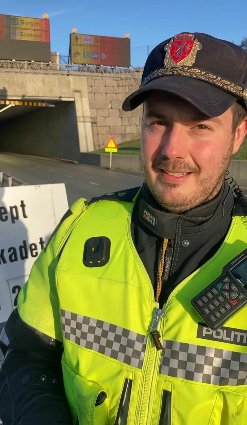 Alexander Naley, politibetjent i trafikk- og sjøseksjonen ved Stavanger politistasjon. En politimann i uniform.