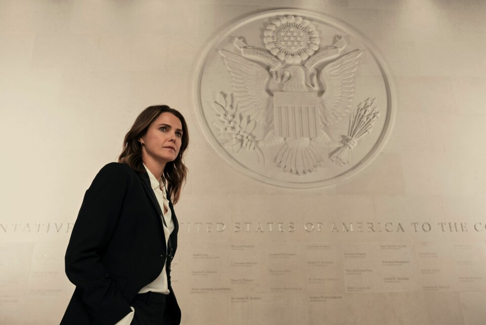 Ett absolutt høydepunkt på skjermen denne våren: Keri Russell er glimrende som toppdiplomaten Kate Wyler, den handlekraftige og engasjerte nye ambassadøren for USA i London, med alt det innebærer av politikk på høyt nivå. Serien etterlater et inderlig behov for mer. Keri Russell er rett og slett glimrende som toppdiplomaten Kate Wyler, den handlekraftige og engasjerte nye ambassadøren for USA i London, med alt det innebærer av politikk på høyt nivå. Serien etterlater et inderlig behov for mer.