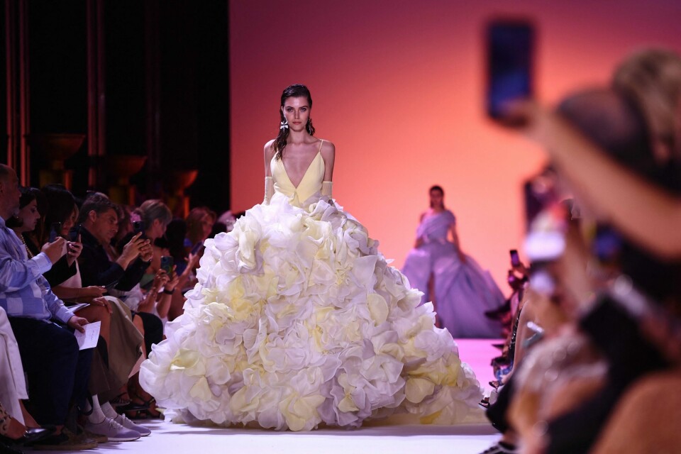 Couture-uken i Paris er den mest eksklusive av alle moteukene. Couture-uken i Paris er den mest eksklusive av alle moteukene.
