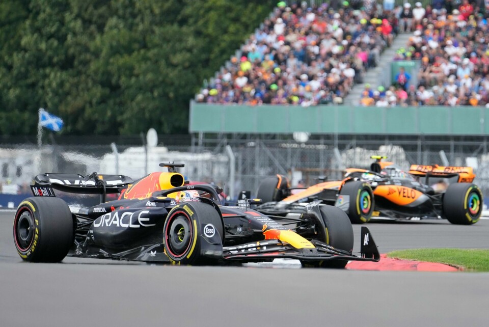 Max Verstappen tok seg forbi Lando Norris på femte runde og tok en klar seier i VM-løpet på Silverstone. Max Verstappen tok seg forbi Lando Norris på femte runde og tok en klar seier i VM-løpet på Silverstone. Foto: Luca Bruno / AP / NTB