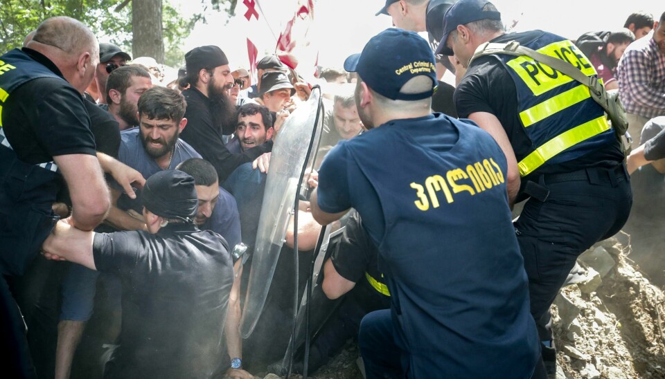 Politiet forsøker å stoppe høyreradikale som ville sabotere et pride-arrangement i Tbilisi i Georgia. Politiet forsøker å stoppe høyreradikale som ville sabotere et pride-arrangement i Tbilisi i Georgia. Foto: / Zurab Tsertsvadze / AP / NTB