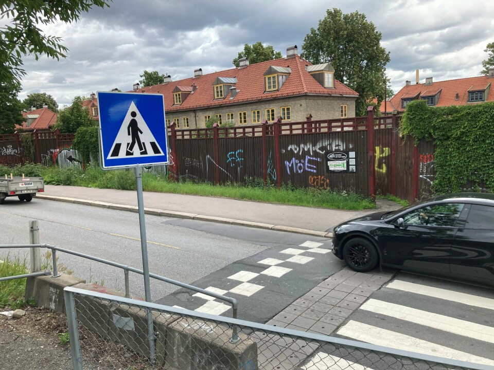 Statens vegvesen gjennomfører for tida en kartlegging av gangfeltene på europa- og riksveinettet, men de fleste ulike formene for fotgjengerulykker skjer på kommunale og fylkeskommunale veier, går det fram av Trafikkulykkeregisteret. Statens vegvesen gjennomfører for tida en kartlegging av gangfeltene på europa- og riksveinettet, men de fleste ulike formene for fotgjengerulykker skjer på kommunale og fylkeskommunale veier, går det fram av Trafikkulykkeregisteret.