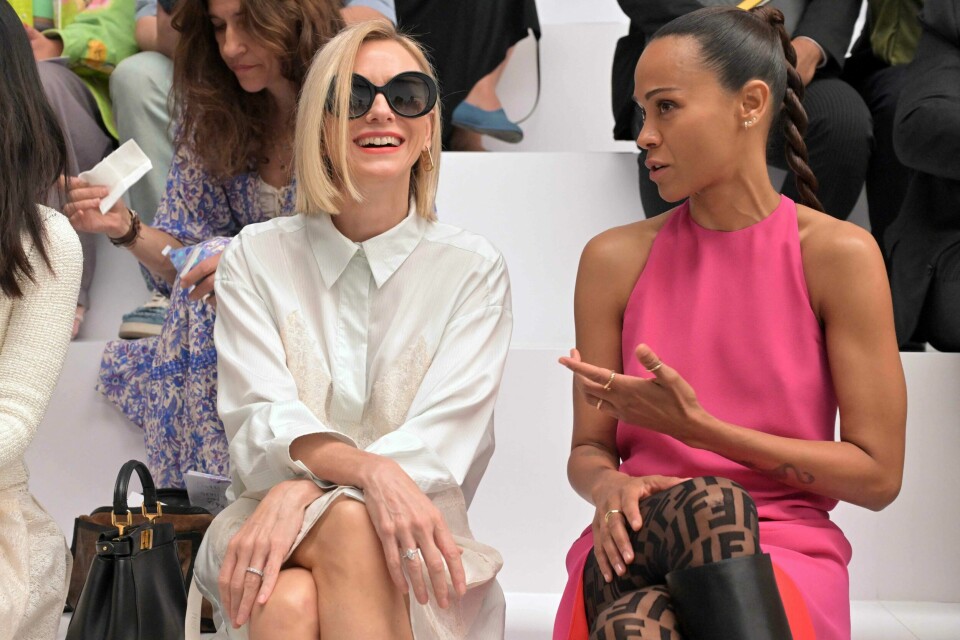 Naomi Watts og Zoe Saldana sitter front row på Fendis visning under Women's Haute-Couture Fall/Winter 2023/2024 Fashion Week i Paris Naomi Watts og Zoe Saldana sitter front row på Fendis visning under Women's Haute-Couture Fall/Winter 2023/2024 Fashion Week i Paris