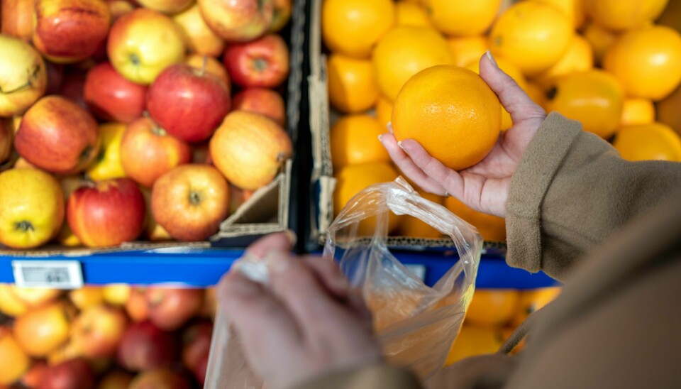 Prisen på matvarer har økt med 13,7 prosent siden juni i fjor. I månedsskiftet mai-juni er det særlig prisen på frukt og grønnsaker som har økt. Prisen på matvarer har økt med 13,7 prosent siden juni i fjor. I månedsskiftet mai-juni er det særlig prisen på frukt og grønnsaker som har økt.