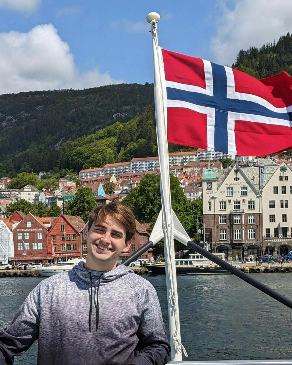 Jack Sweeney, her fra et besøk i Bergen tidligere i år, er mannen som står bak kontoen ElonJet, som sporer reisene til milliardærens privatfly. Nå ønsker Rødt seg en lignende oversikt for norske rikfolk. Jack Sweeney fra et besøk i Bergen forrige måned.
