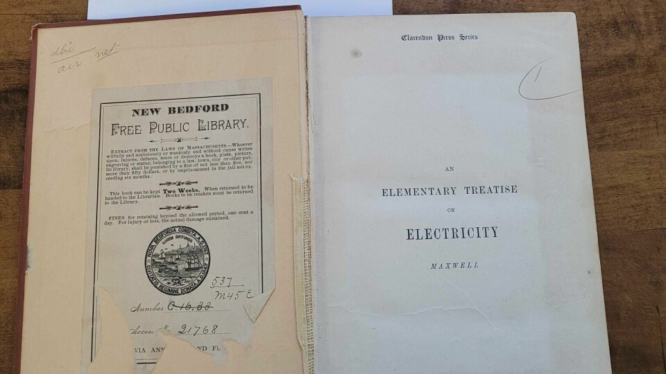 Dette er boka som ble donert til et bibliotek i West Virginia, og som nå har blitt returnert til New Bedford Free Public Library. På et klistremerke advares det om at boka kun kan lånes i to uker. Hvis ikke kommer et gebyr på 1 cent per dag. I dag har dette forsinkelsesgebyret økt til 5 cent. Dette er boka som ble donert til et bibliotek i West Virginia, og som nå har blitt returnert til New Bedford Free Public Library. På et klistremerke advares det om at boka kun kan lånes i to uker. Hvis ikke kommer et gebyr på 1 cent per dag. I dag har dette forsinkelsesgebyret økt til 5 cent.