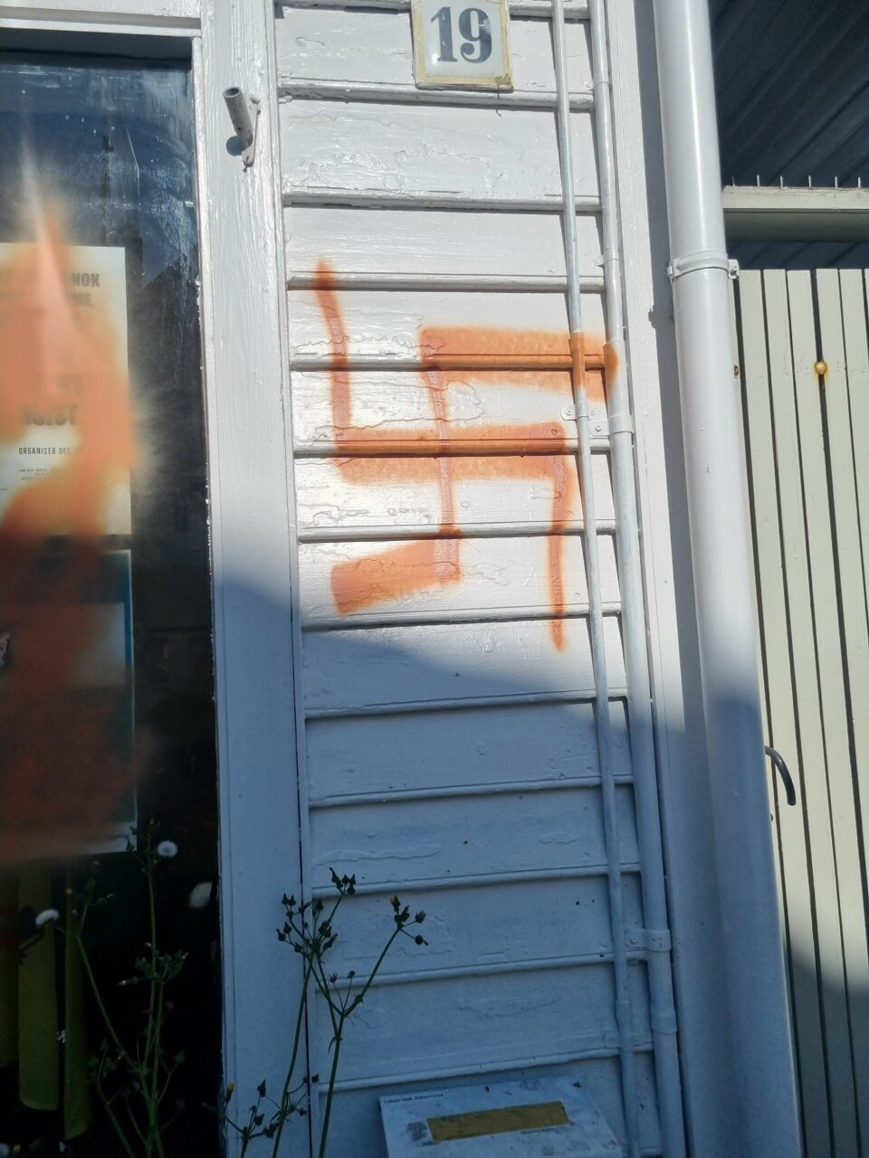 Det ble tagget hakekors på lokalene til Antirasistisk Front. Det ble tagget hakekors på lokalene til Antirasistisk Front.