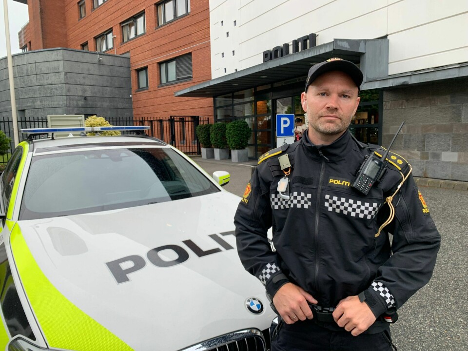 Politioverbetjent Morten Oseland foran Stavanger politistasjon. Politioverbetjenten foran Stavanger politistasjon.