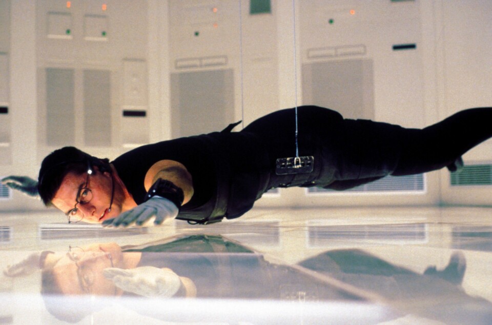 At Tom Cruise gjorde sine egne stunt gjorde oppsikt allerede i 1996, der han hang og balanserte i vaiere under en aksjon i den første «Mission: Impossible». Det var bare barnemat, i forhold til de dødsforaktende stunt Hollywood-stjernen har begått i disse filmene siden. At Tom Cruise gjorde sine egne stunt gjorde oppsikt allerede i 1996, der han hang og balanserte i vaiere under en aksjon i den første «Mission: Impossible». Det var bare barnemat, i forhold til de dødsforaktende stunt Hollywood-stjernen har begått i disse filmene siden.