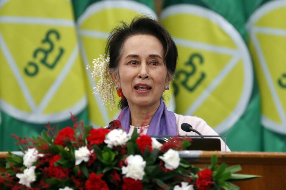 Thailands utenriksminister sier han har møtt Myanmars avsatte leder Aung San Suu Kyi, som den første utenlandske representanten siden kuppet i 2021. Ankesaken til Aung San Suu Kyi skal trolig opp for retten i Myanmar denne uken. Her fra en tale i 2020. Foto: AP / NTB