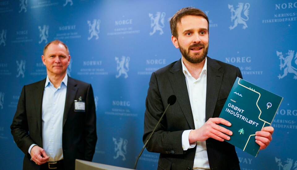 «Grønt industriløft» angir gode ambisjoner og retning for arbeidet med grønn omstilling i Norge, men det kreves nå en hurtigere og tydeligere tilnærming, skriver Anniken Hauglie. Mann med papir