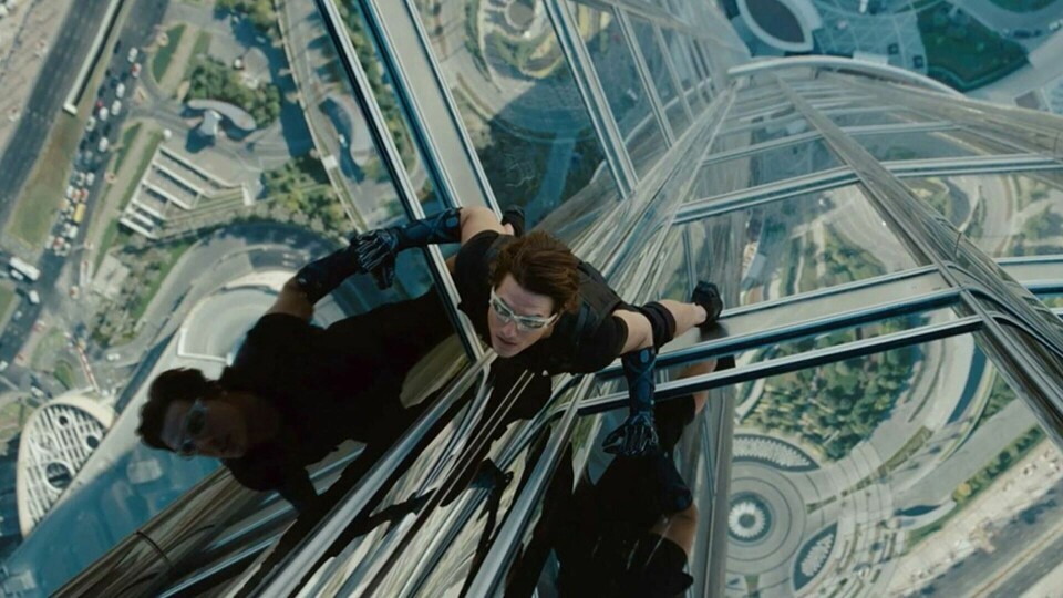 Tom Cruise hang på fasaden til verdens høyeste bygning i «Mission: Impossible _ Ghost Protocol», en imponerende prestasjon selv han hang i sikkerhetsliner seinere fjernet digitalt. Tom Cruise hang på fasaden til verdens høyeste bygning i «Mission: Impossible _ Ghost Protocol», en imponerende prestasjon selv han hang i sikkerhetsliner seinere fjernet digitalt.