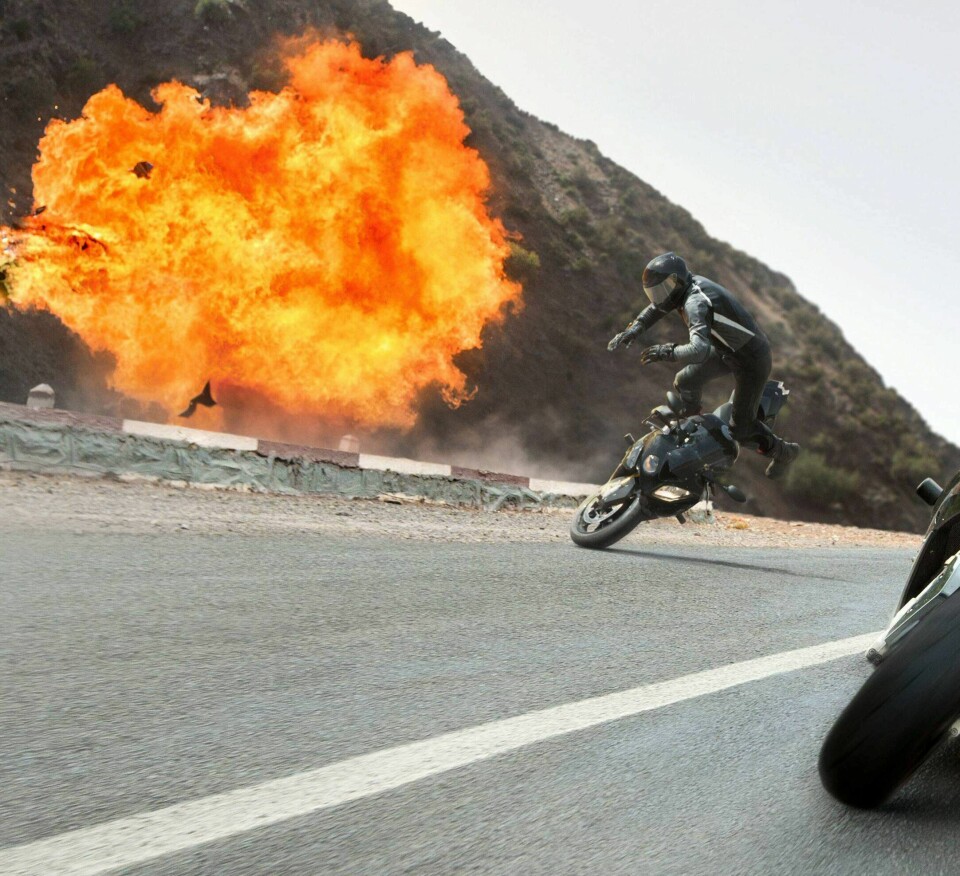 Tom Cruises varemerke i disse filmene har blitt å gjøre stadig mer krevende og farligere stunt selv. Tom Cruises varemerke i disse filmene har blitt å gjøre stadig mer krevende og farligere stunt selv.