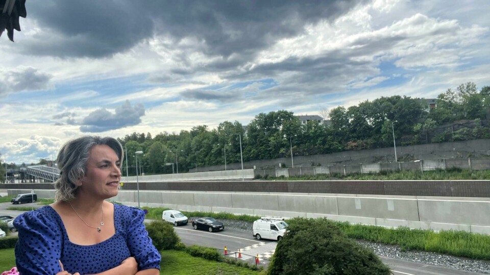 – Det verste er støyen, sier Kathy Ghaffarian. Den kommer både fra trafikken fra den midlertidig omlagte E18, og fra de mange lastebilene og anleggsmaskinene som er i sving for å bygge ny E18 forbi leiligheten hennes. – Det verste er støyen, sier Kathy Ghaffarian. Den kommer både fra trafikken fra den midlertidig omlagte E18, og fra de mange lastebilene og anleggsmaskinene som er i sving for å bygge ny E18 forbi leiligheten hennes.