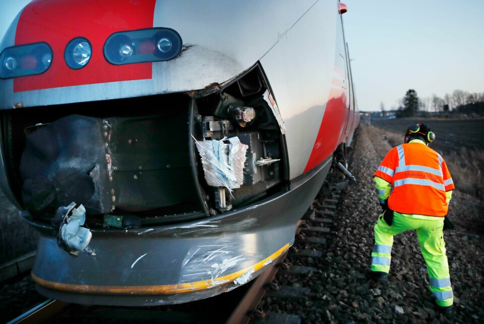 Om lag 400 ganger har tog kollidert med kjøretøy på planoverganger, bare de fem seneste årene. To menn ble kjørt til legevakta etter at bilen de satt i ble påkjørt av et tog i Skjeberg i Østfold i fjor. Om lag 400 ganger har tog kollidert med kjøretøy på planoverganger, bare de fem seneste årene. To menn ble kjørt til legevakta etter at bilen de satt i ble påkjørt av et tog i Skjeberg i Østfold i fjor.
