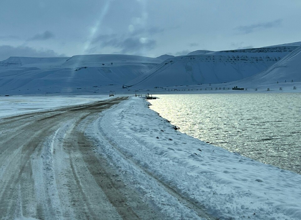 Isdammen på Svalbard er Longyearbyens eneste drikkevannskilde i 9 av årets 12 måneder, skriver innleggsforfatterne. Isdam