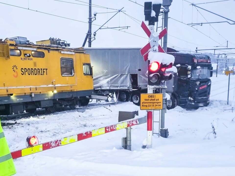 I januar kolliderte en semitrailer og et tog på Brøttum i Ringsaker. Ingen personer ble skadd, men Dovrebanen ble stengt for en periode. I januar kolliderte en semitrailer og et tog på Brøttum i Ringsaker. Ingen personer ble skadd, men Dovrebanen ble stengt for en periode.