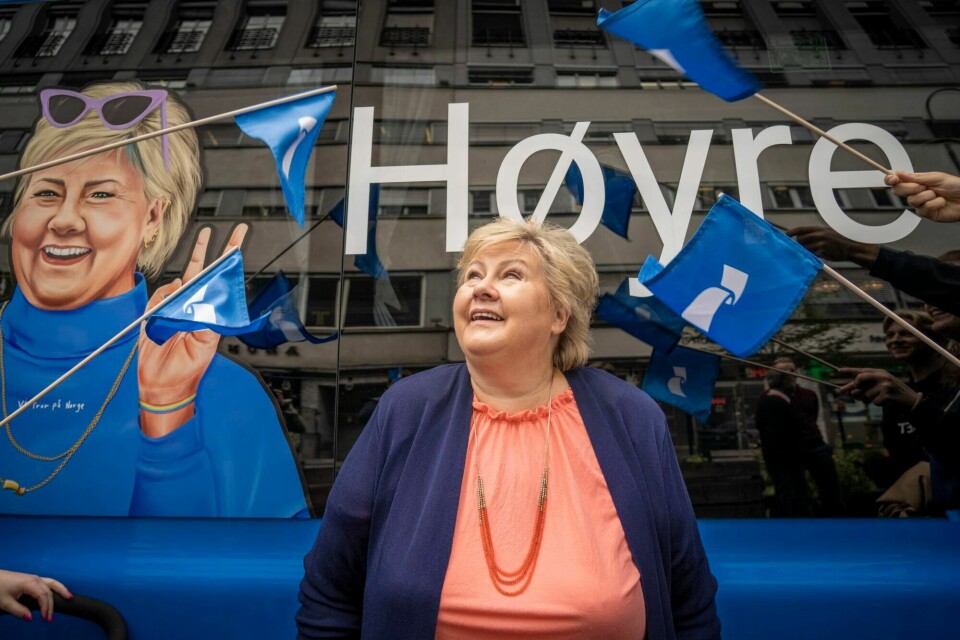Uten LOs bidrag ville det vært en stor skjevhet i høyresidens favør, skriver forfatterne av innlegget. Bildet viser partileder Erna Solberg foran ny Høyre-buss før fjorårets sommerturné. Erna Solberg