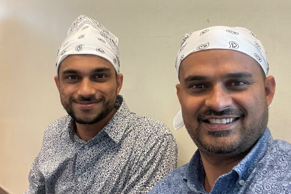Muhammad Muneeb sammen med fetter Faisal Fiaz. Begge ønsket å studere i Norge. Muneeb Ahmed sammen fetter Faisal Fiaz
