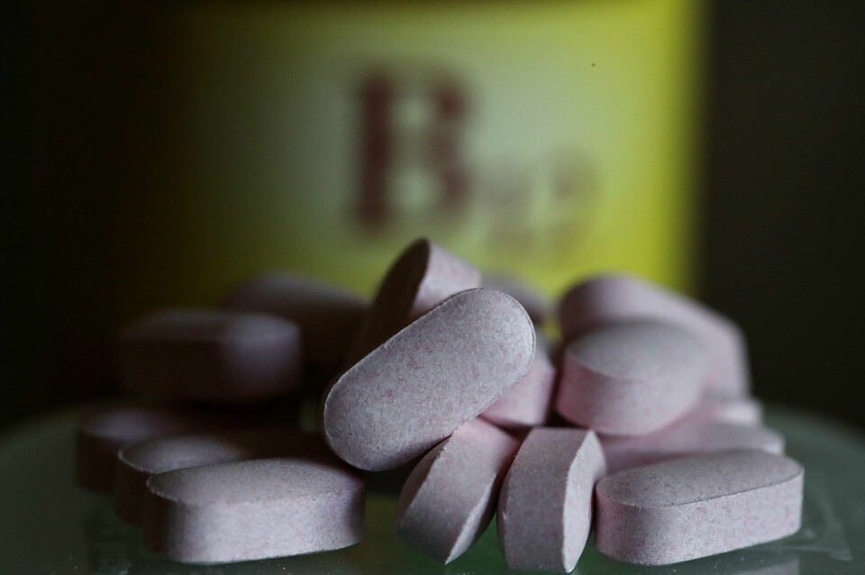 Ifølge apotek1.no har vitaminet B12 mange viktige funksjoner i kroppen. Bland annet dannelse av DNA og omsetning av fett, karbohydrater og proteiner i kroppen. Ifølge apotek1.no har vitaminet B12 mange viktige funksjoner i kroppen. Bland annet dannelse av DNA og omsetning av fett, karbohydrater og proteiner i kroppen.
