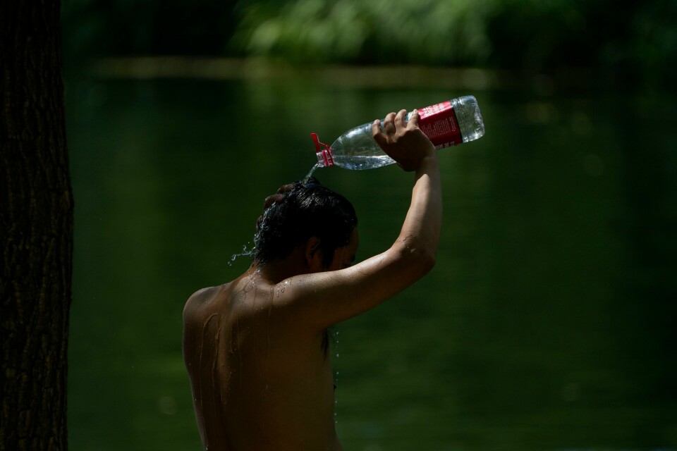 Det koker i Kina, og ny varmerekord på 52,2 grader ble trolig satt søndag. Bildet er tatt i Beijing 10. juli. Det koker i Kina, og ny varmerekord på 52,2 grader ble trolig satt søndag. Bildet er tatt i Beijing 10. juli. Foto: Andy Wong / AP / NTB