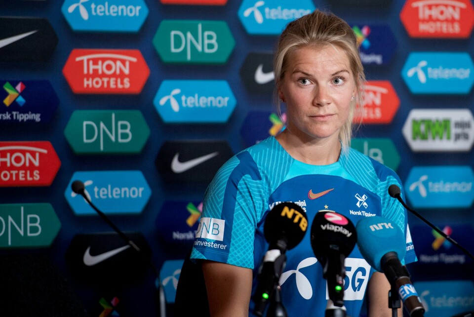 Viaplay-programleder Pål Gordon Nilsen vil gjerne bli stående fast i heisen med Ada Hegerberg. Ada Hegerberg skal på langtur til VM med landslaget. Men først måtte hun bli ferdig med EM i fjor.